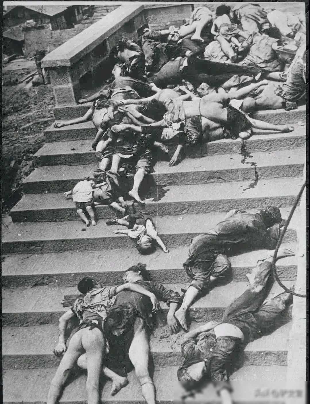 他们有的被炸死,有的被压在废墟下,有