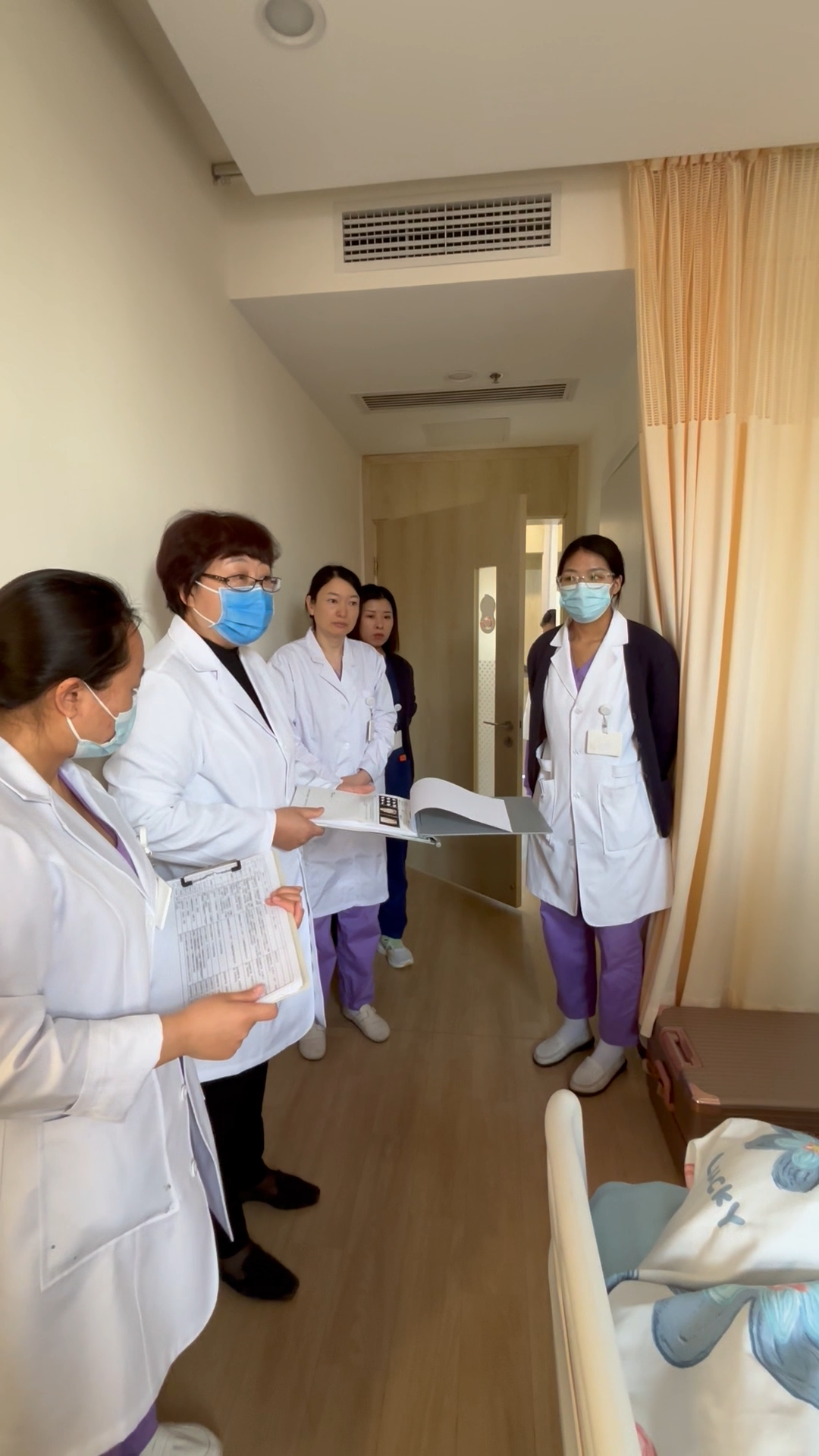 宫腔镜检查虽然是一个微创的,但是它毕竟是个硬的东西,如果不熟练医生