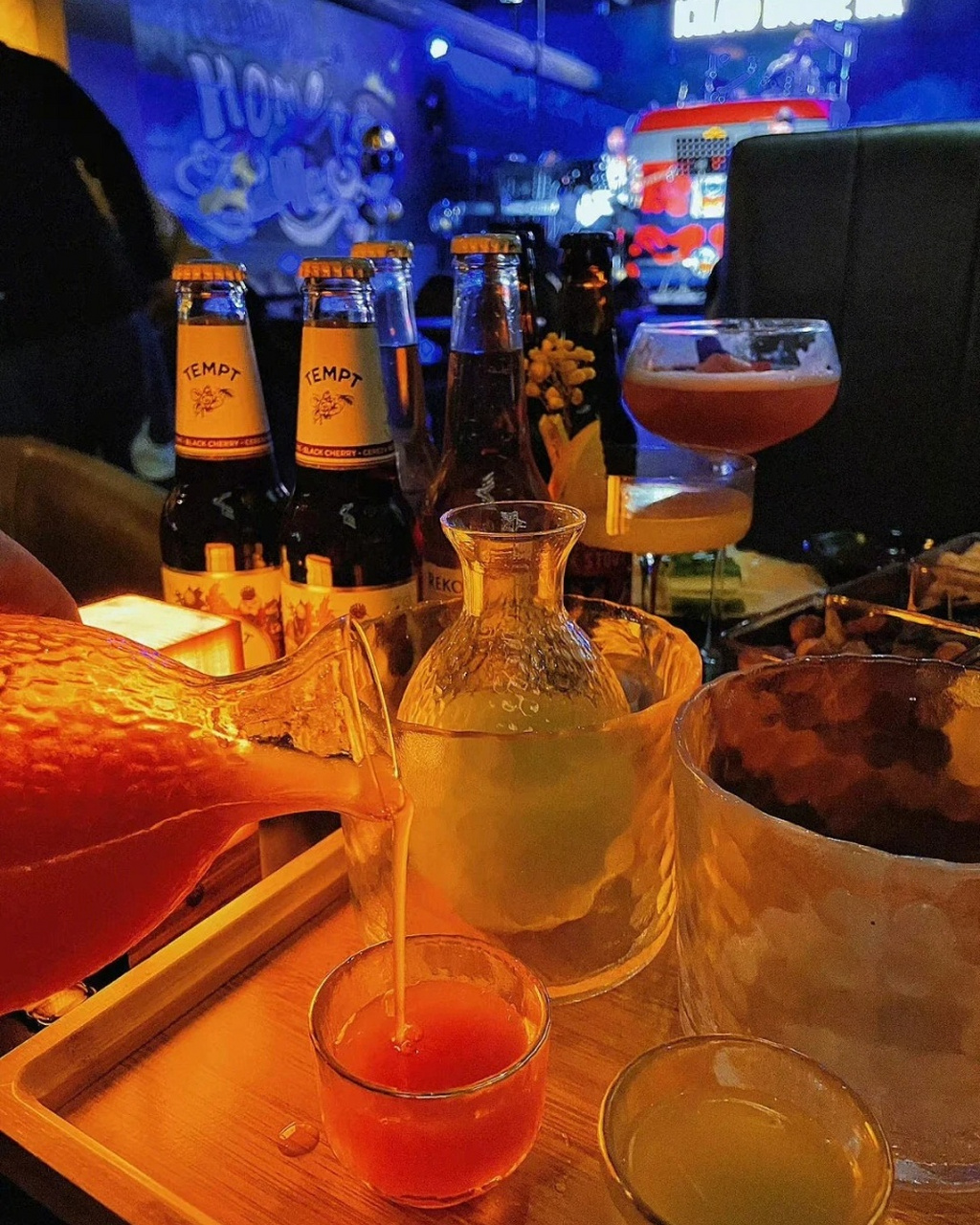喝酒图片真实照片  🥂 当夜幕低垂,灯光柔和,与酒共舞的时光总是