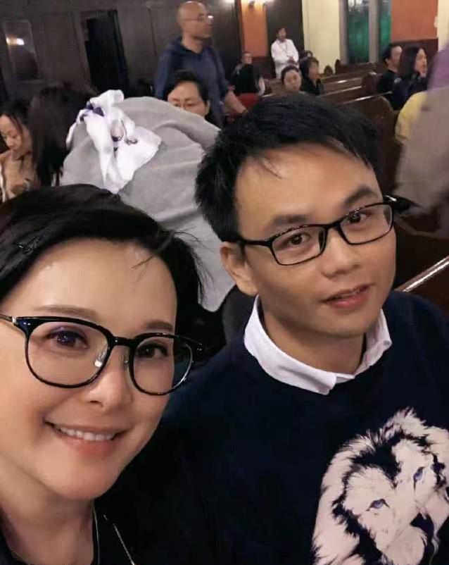 "51岁袁立不惧世俗眼光[得意],和小11岁老公甜蜜同框,不修边幅穿成