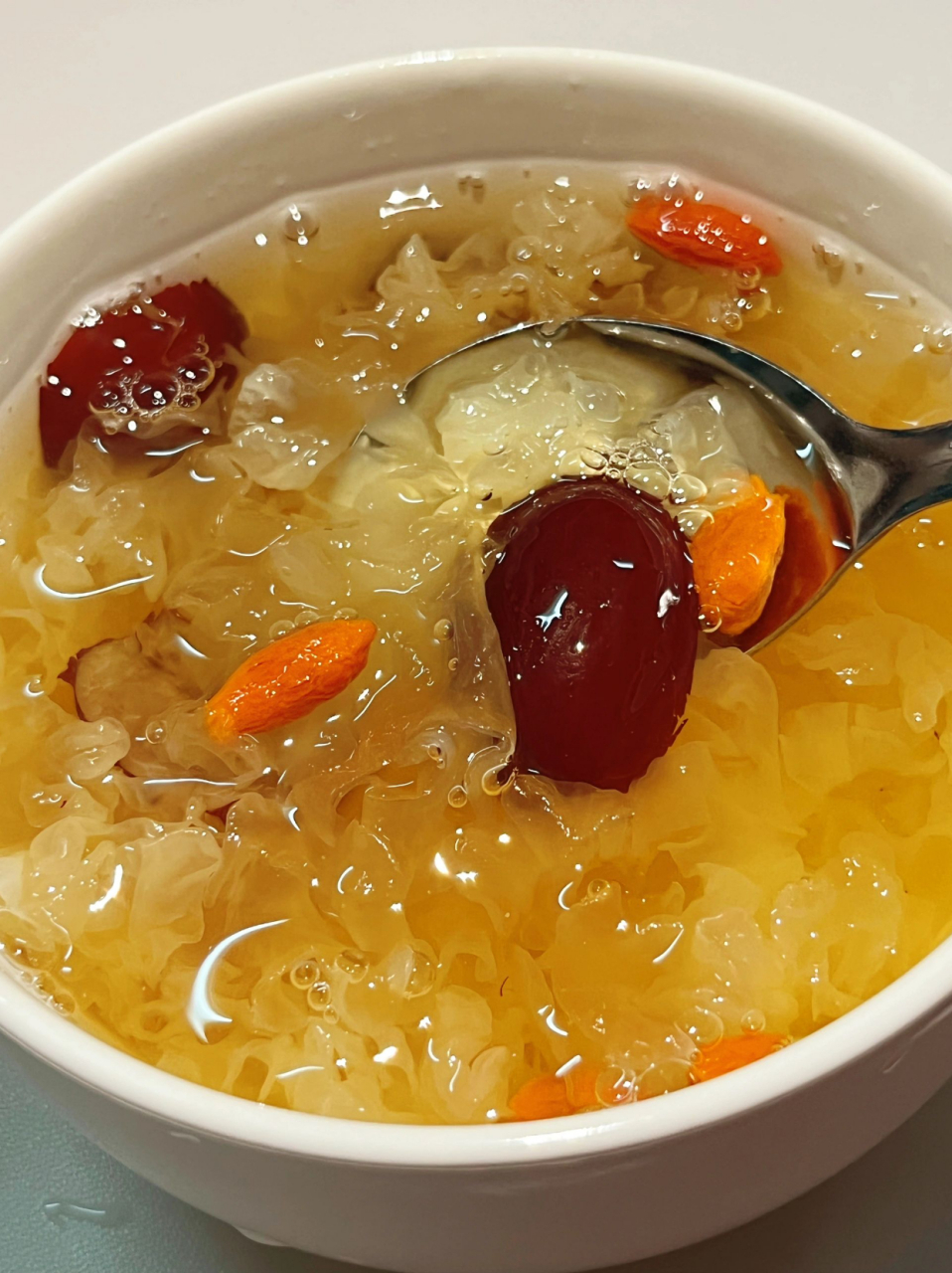 红枣银耳羹,满满胶原蛋白的美颜神器  春天到了,适合吃白木耳,今天我