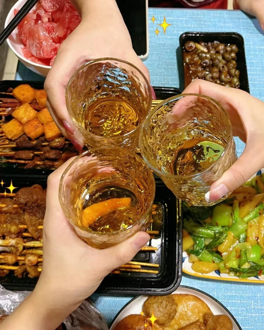 喝酒图片真实照片  00 当夜幕低垂,灯光柔和,与酒共舞的时光总是