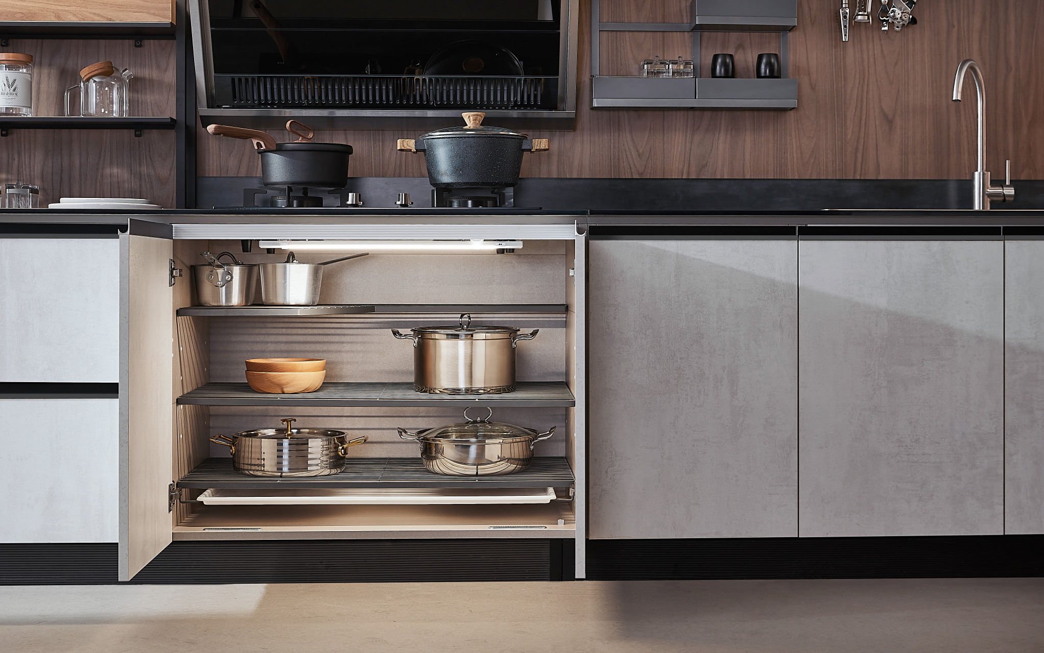 皮阿诺橱柜的家居配饰搭配技巧  作为一款颇受欢迎的家居商品,皮阿诺