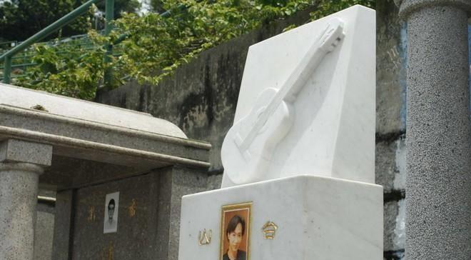 黄家驹墓地:墓碑形状代表他一生,墓地前两句墓志铭令人感慨万千