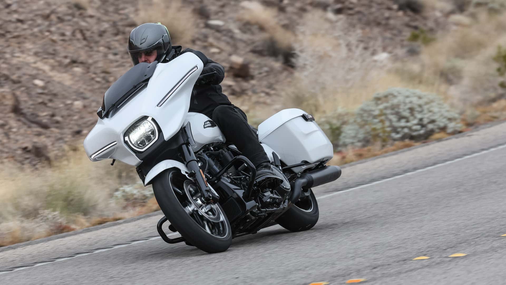 哈雷戴维森公路滑翔cvo st海外车友试驾评测