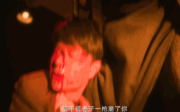 哀鸣,他颤抖的身体犹如琴弦被无情拨动,撞击着每一位观众的灵魂深处