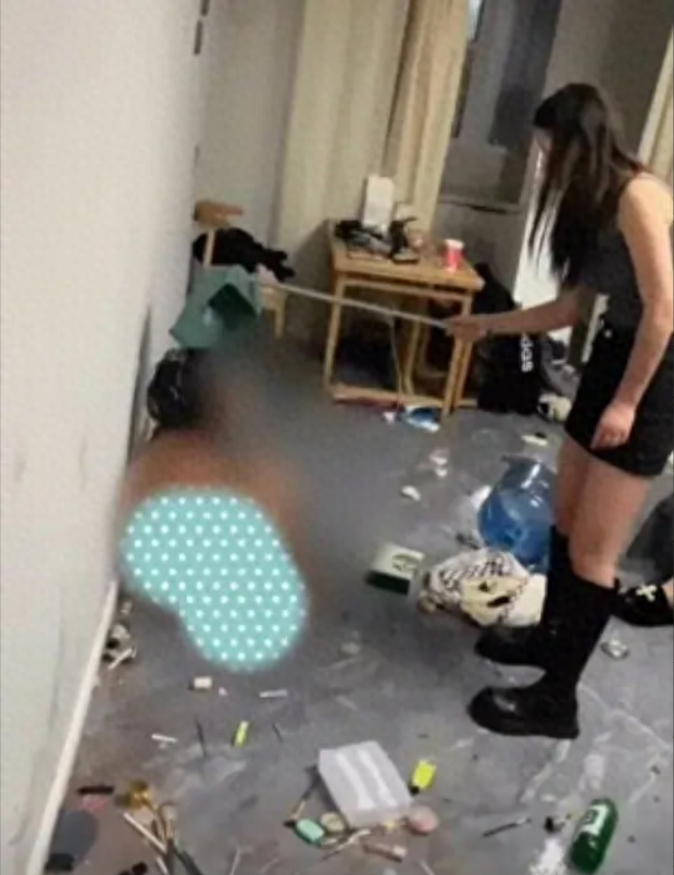 愤怒!女生遭多人殴打,被迫脱衣啤酒瓶捅下体