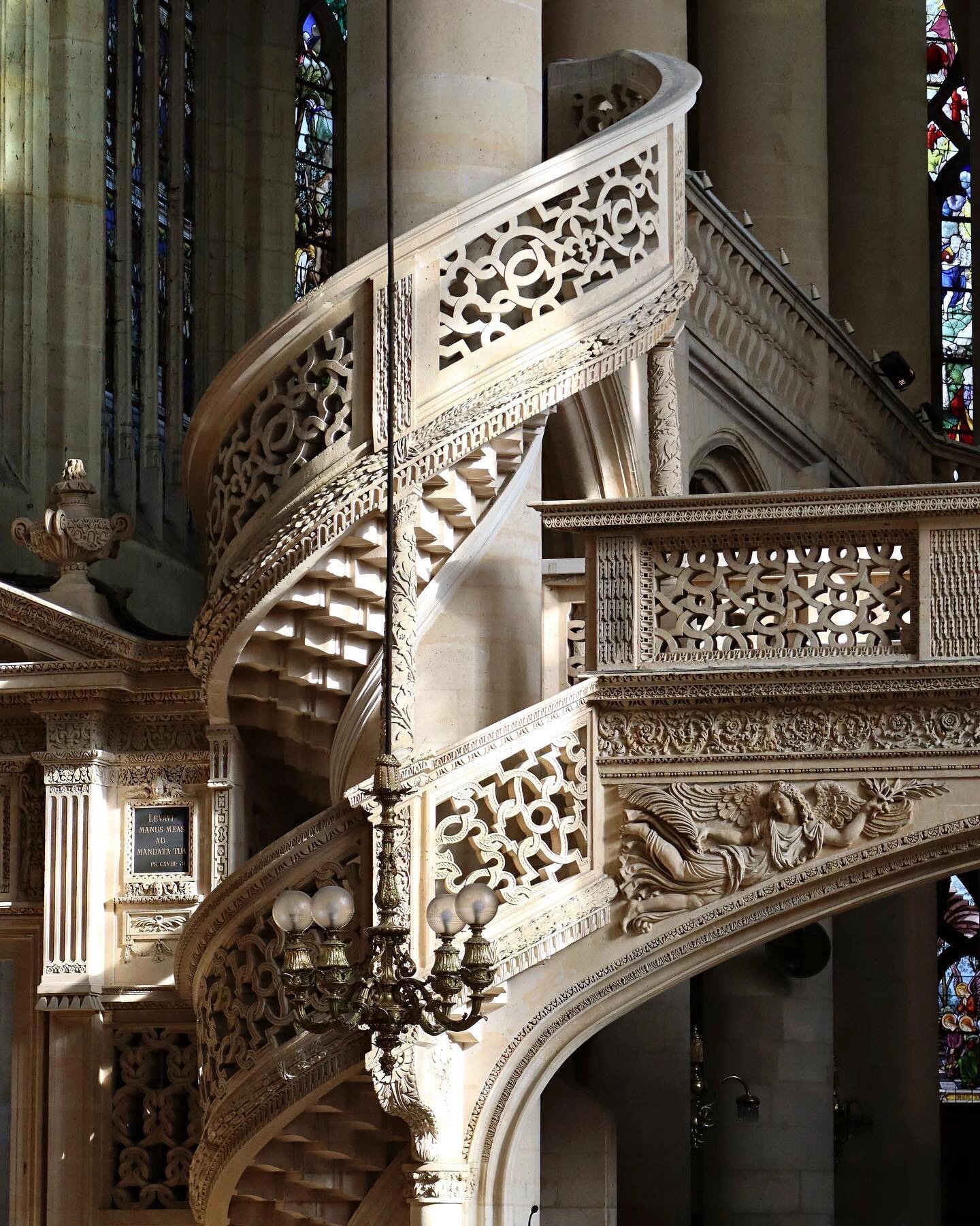 圣埃蒂安·杜蒙特(saint-tienne-du-mont)是位于法国巴黎的一座罗马天