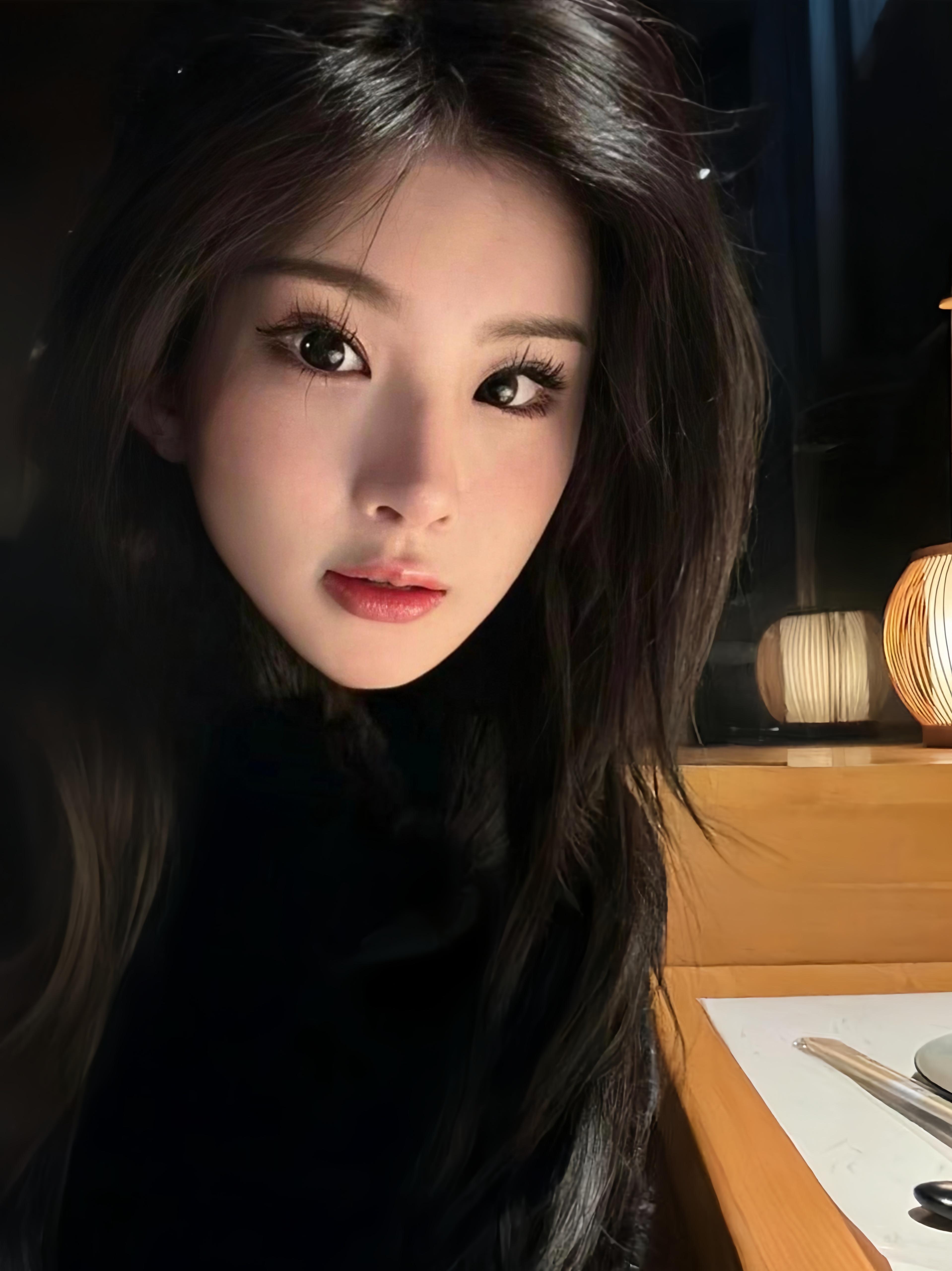 她的目光坚定又清澈,好似能洞察人心的善恶,让人难以忘怀!