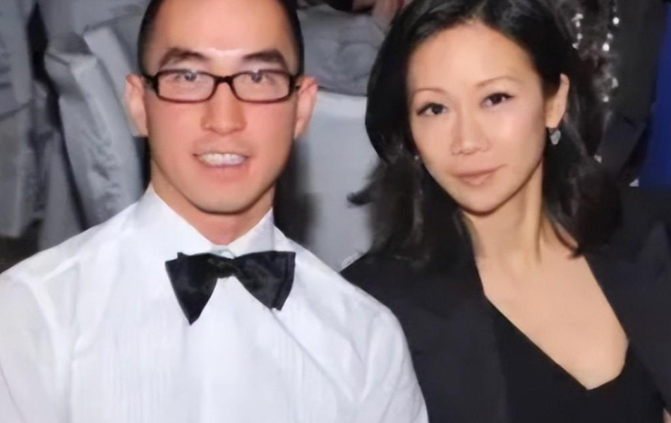 并没有传出任何绯闻,并且结婚的第年,迎来了新生命—女儿何开梓.