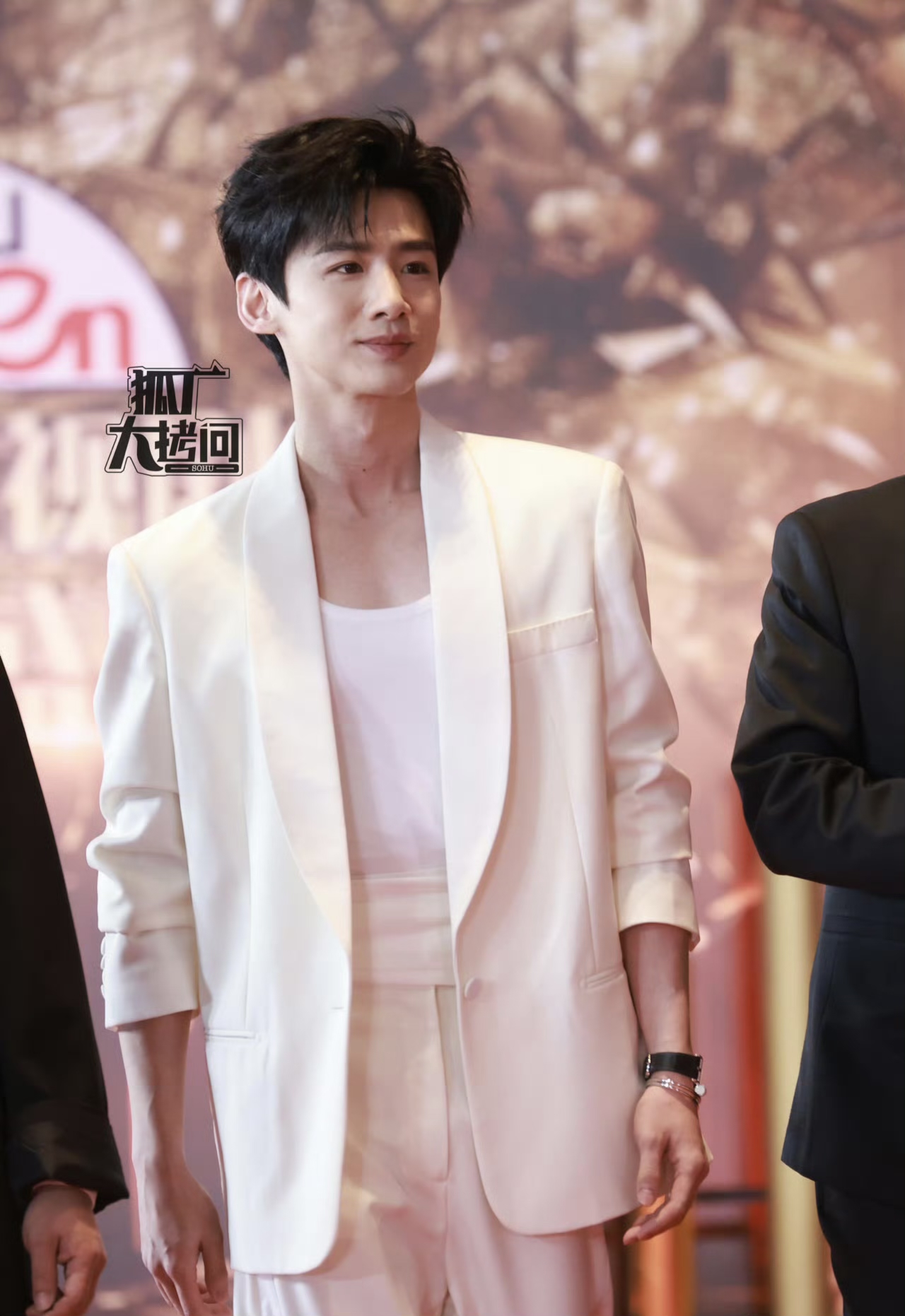 白敬亭一身白西装,真的松弛而有少年感,真的很有男大的感觉