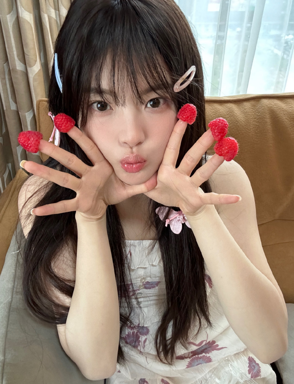 杨超越换刘海儿了,这次是空气刘海儿,显得超越妹妹更嫩了.