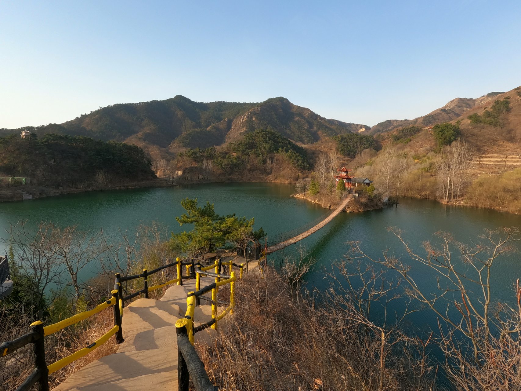 沂源云水谣  疑是天宫降瑶池,衔山抱水白云低.