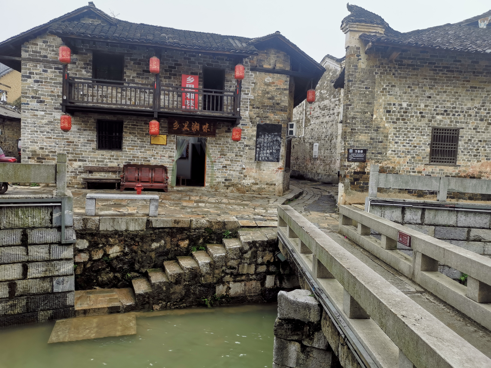 咸宁赤壁羊楼洞古镇,小桥流水人家,有种江南水乡的感觉,寺院佛塔在