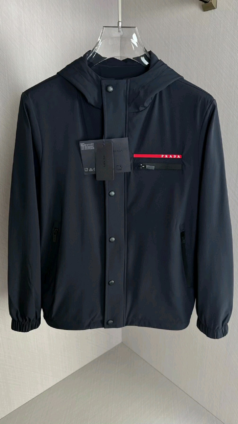 普拉达夹克外套凸显年轻格调