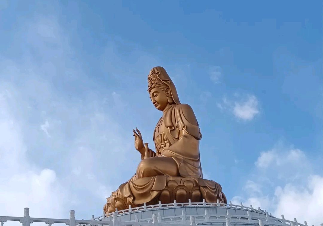 黑龙江鹤岗这座北普陀寺,为五方普陀之一,香火缭绕游客如织