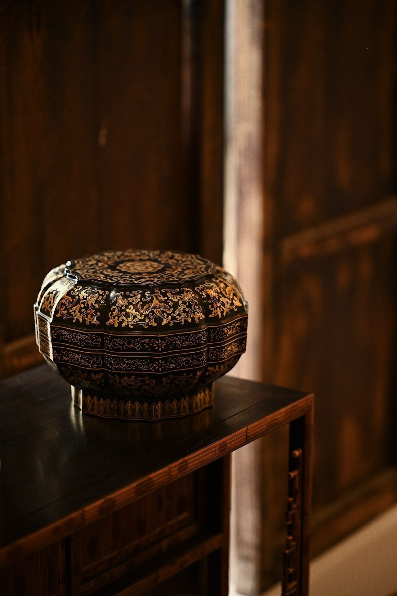 清居古韵 黑漆描金"鸿福"果盒  宫廷技艺,非遗传承,果盒呈葵形,端