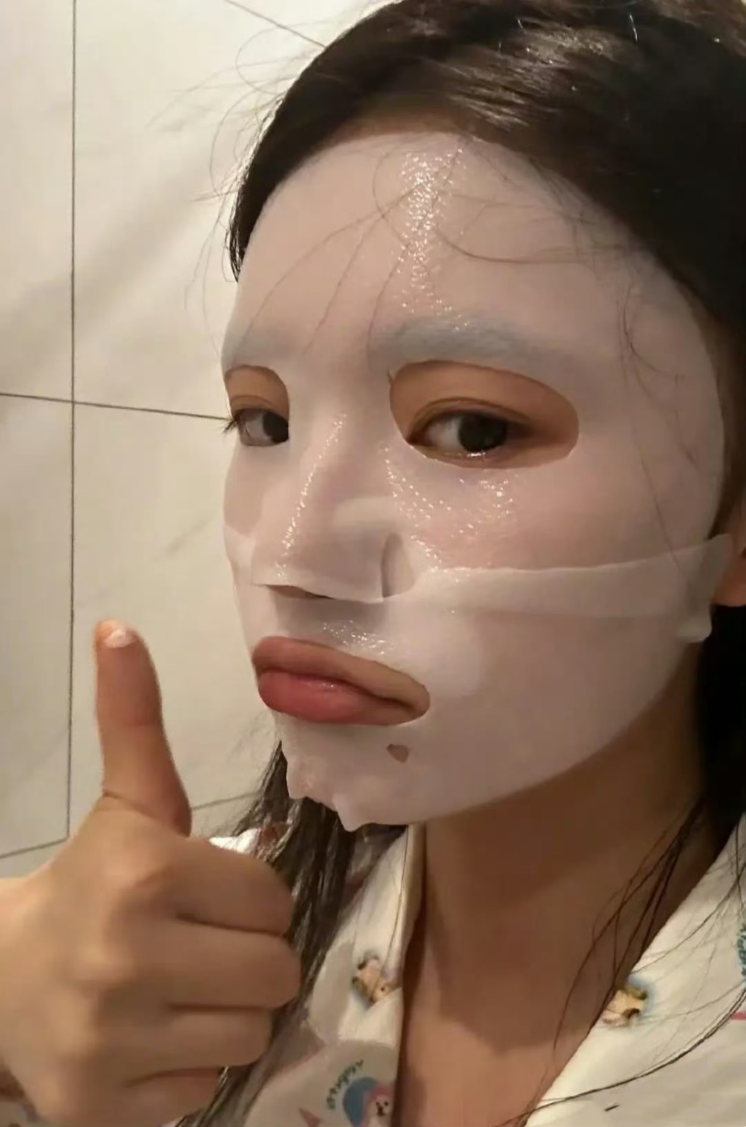 林允真的是不把网友当外人,敷面膜的时候还要晒自拍,因为她脸上长了