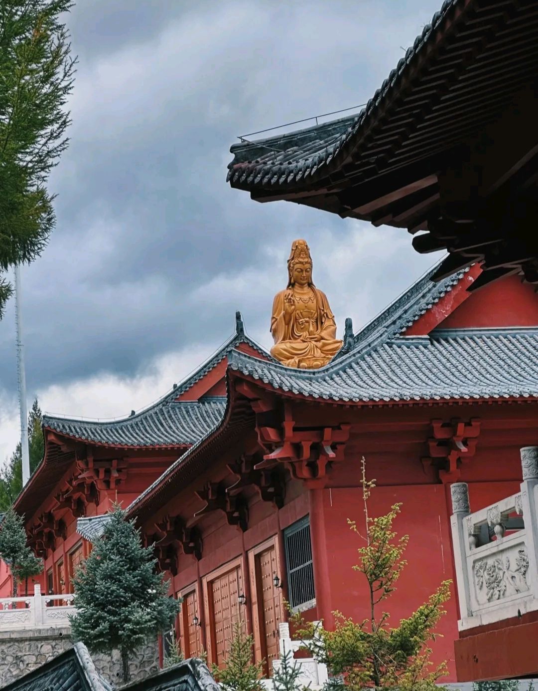 黑龙江鹤岗这座北普陀寺,为五方普陀之一,香火缭绕游客如织