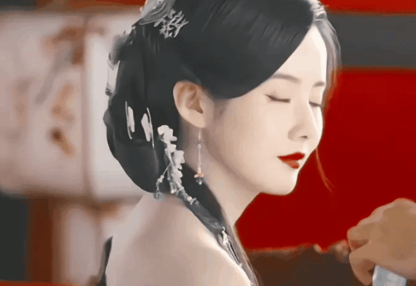 与凤行出场就把所有人看呆这才是古装片头牌该有的样子