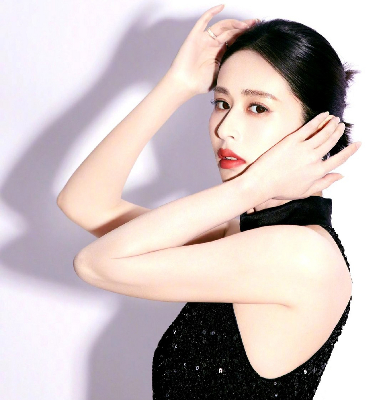 颖儿,身穿黑色亮片套装,大秀好身材,这么多年颖儿减肥成功后就没反弹