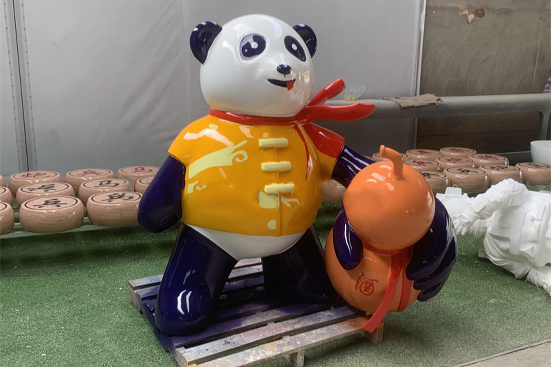 彩绘葫芦呈现武术技艺和吉祥寓意.[原文:玻璃钢卡通功夫熊猫雕塑 .