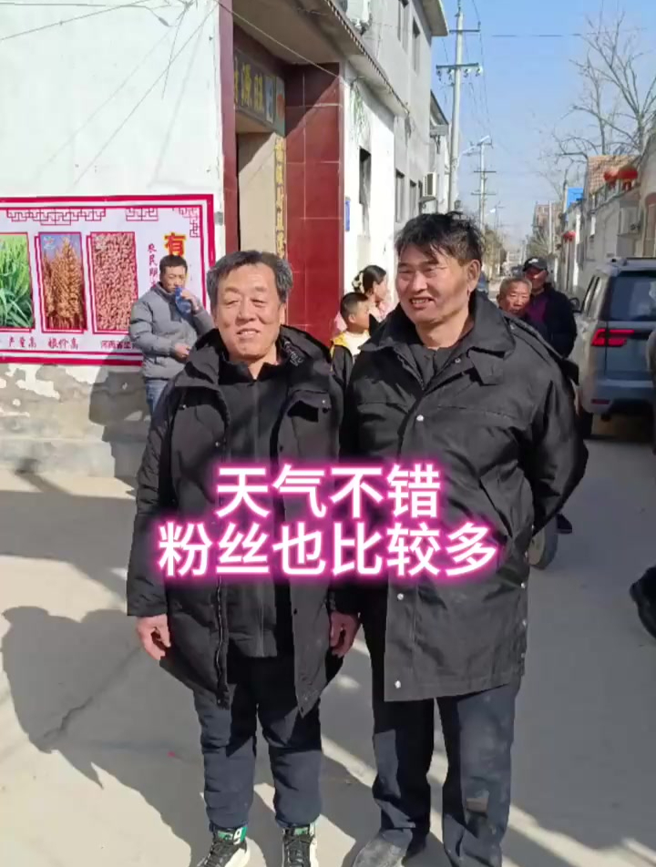 粉丝又来找大衣哥合影了,明星真的平易近人