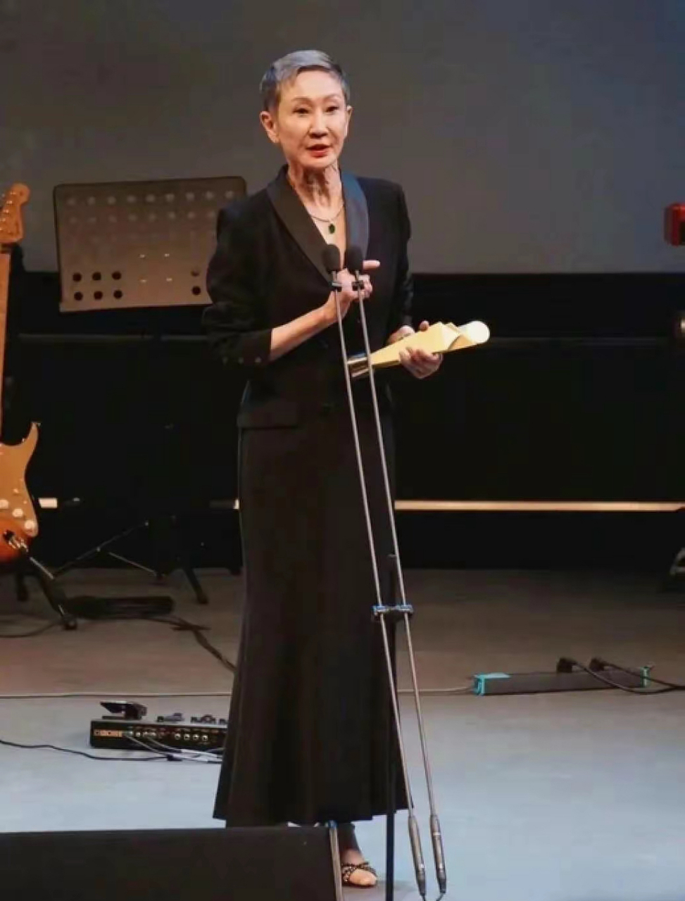 72岁的施南生,不管什么时候出现都自带优雅率性气质