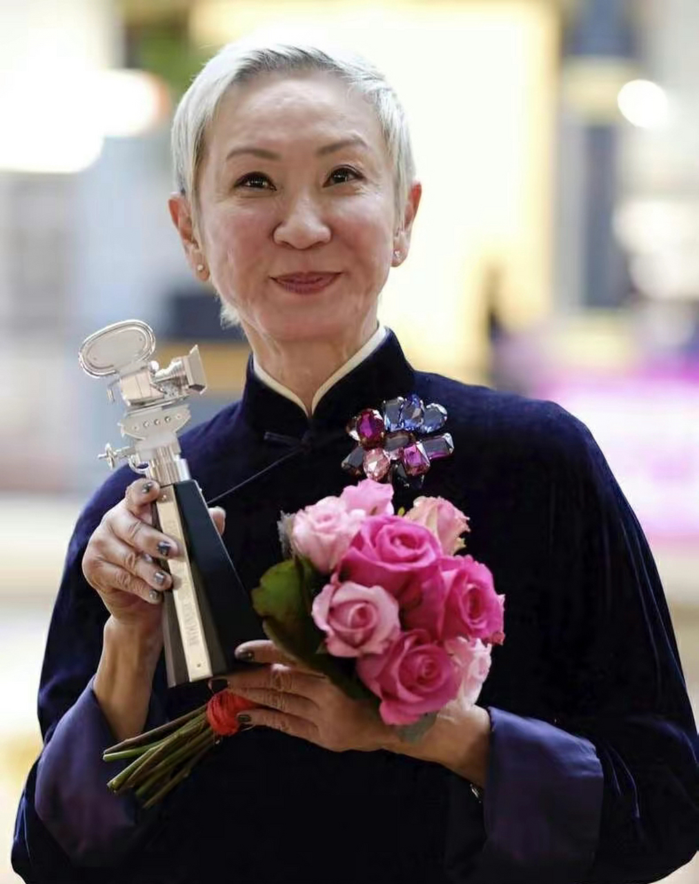 72岁的施南生,不管什么时候出现都自带优雅率性气质