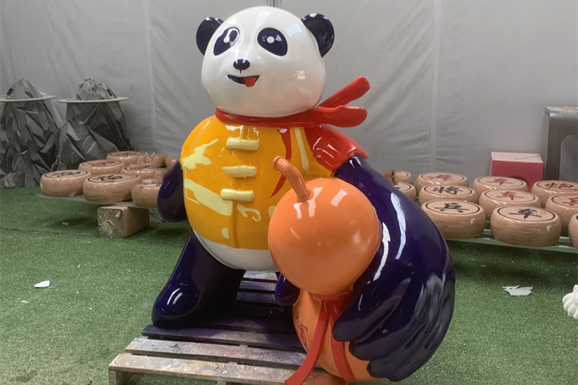 彩绘葫芦呈现武术技艺和吉祥寓意.[原文:玻璃钢卡通功夫熊猫雕塑 .