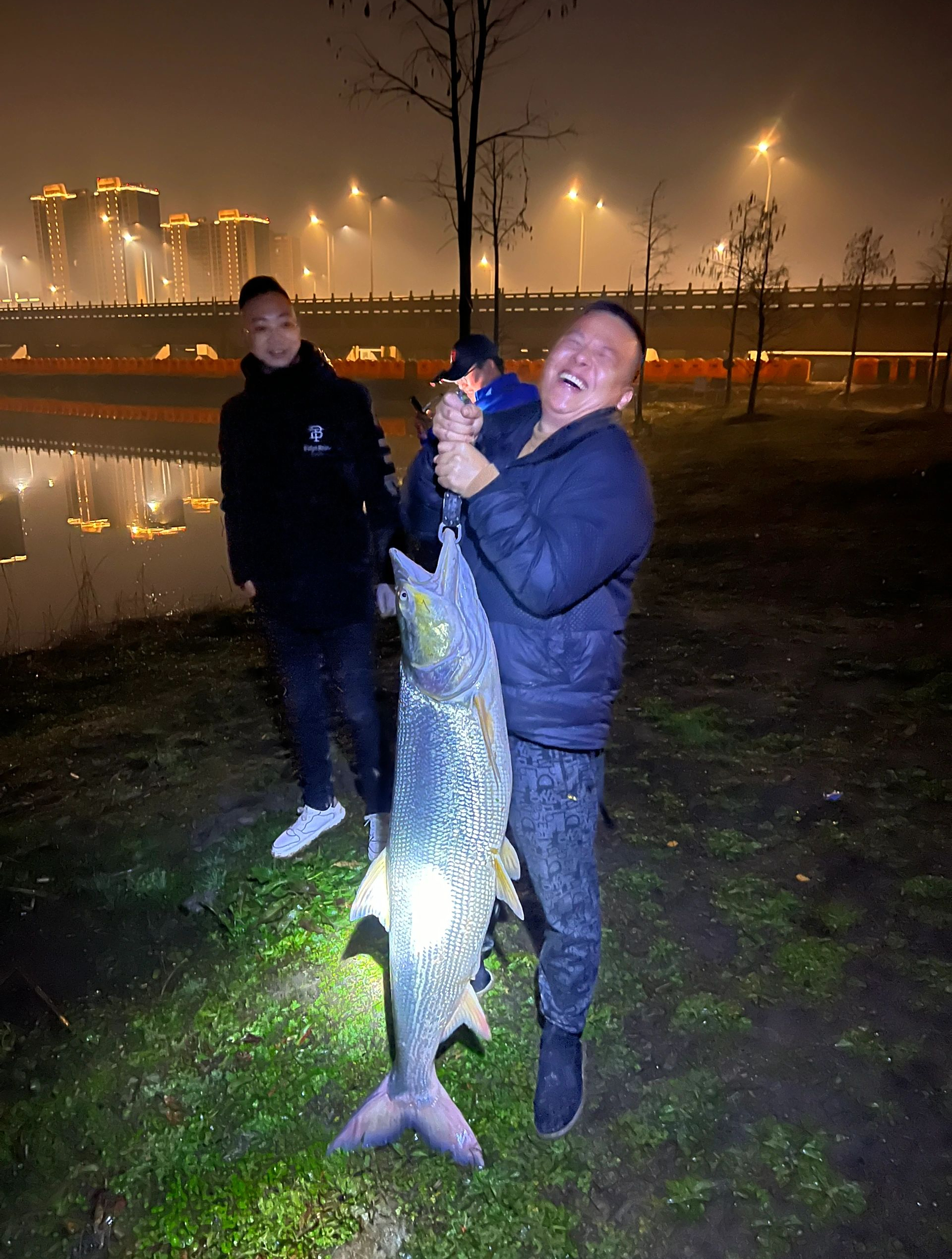 夜钓总是空军,问题其实出在夜光漂上!不灵敏还抓不住鱼口!-度小视