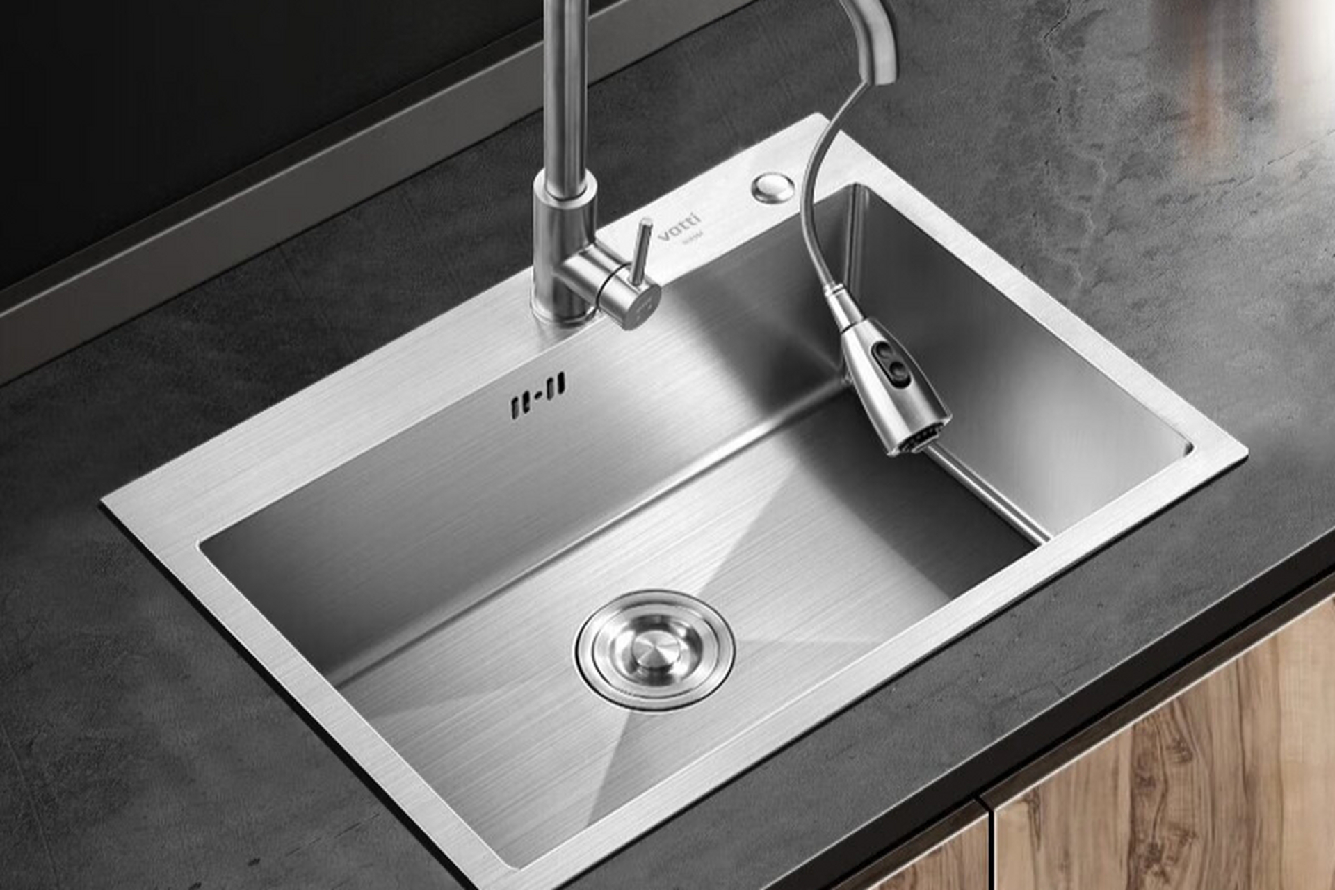 不锈钢水槽因其耐用性和易清洁性备受青睐,单槽设计适合小户型或追求