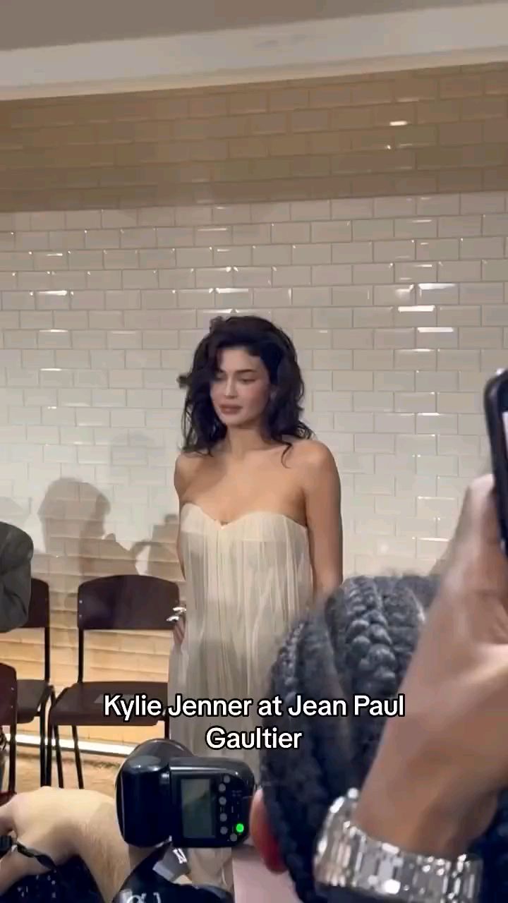 人人都爱卡戴珊凯莉詹娜在巴黎时装周身穿让保罗高提耶