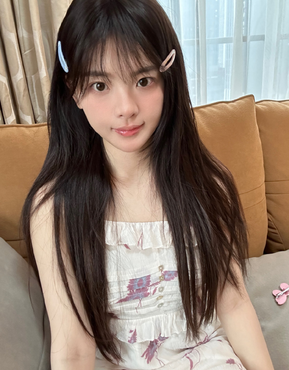 杨超越换刘海儿了,这次是空气刘海儿,显得超越妹妹更嫩了.