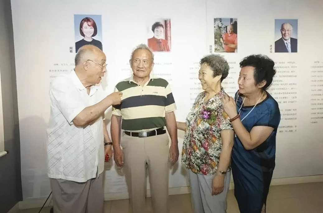 如今的陈丽明用丈夫年轻时的影片辅助自己沉浸于回忆