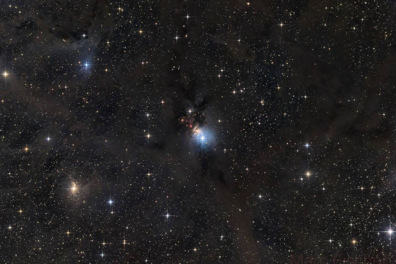 星云ngc1333位于英仙座,距地球约1000光年,是恒星形成的活跃区,被誉为