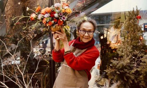 回顾吴彦姝丈夫父母相继离世70岁再就业84岁靠健身火了