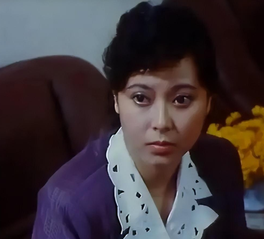 回顾演员壮丽嫁大12岁唐国强婚后连生两子一家五口幸福美满