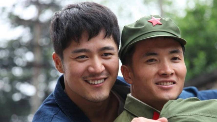 在大学里,尚于博的同学们都因为自己的长相和资源去剧组里面拍戏,甚至