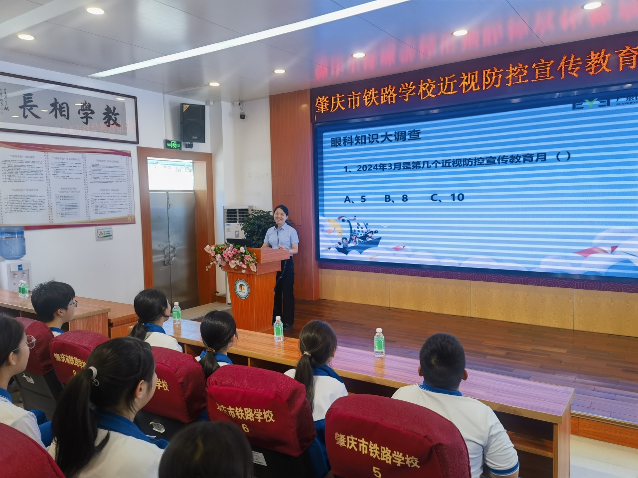 对于儿童青少年来说,近视的防控意义重大,需要学校,家庭,社会的共同