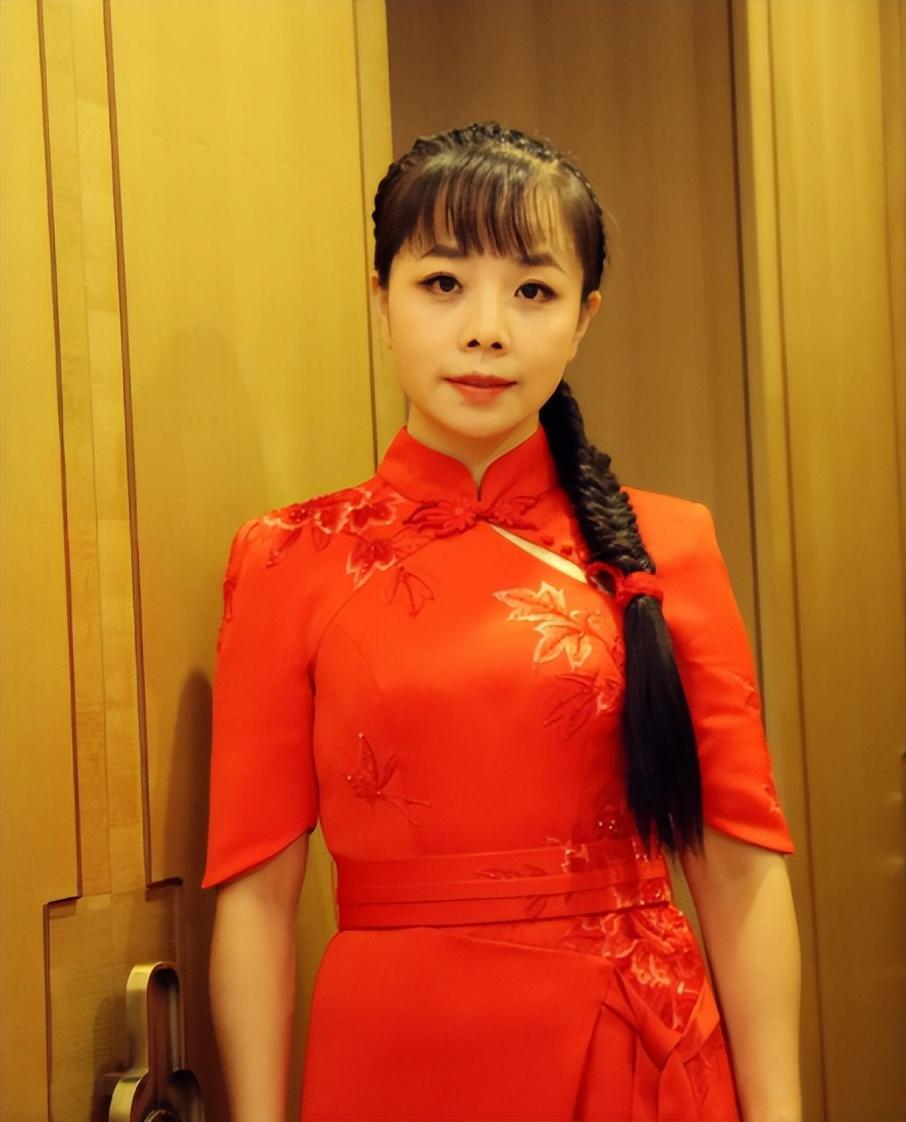 其实姐姐也因为偷懒被打过,但是姐姐溜得快,最后只有王二妮承受父母