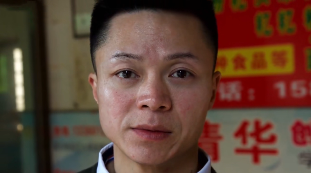 她有两个身份男性名叫李二毛女性名叫美莲娜