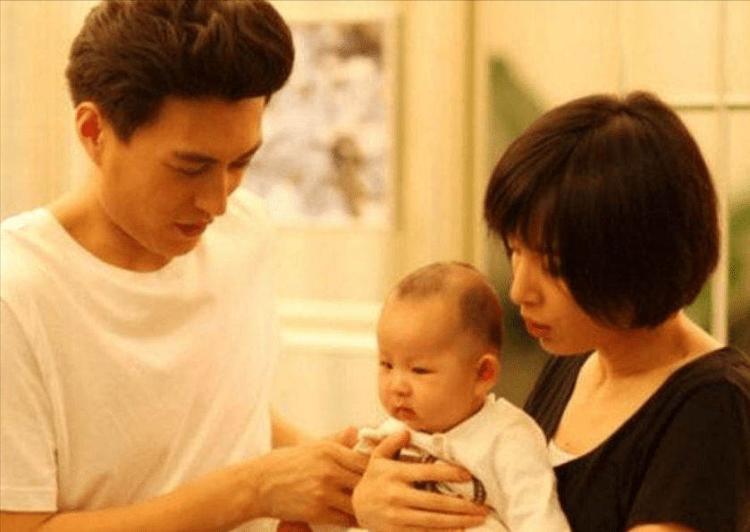 回顾靳东两次爱上离婚妇女不顾家人反对娶了二婚女如今很幸福