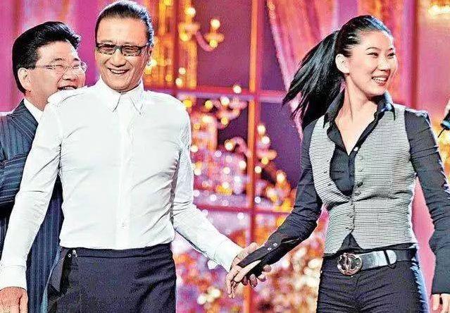 回顾谢贤年近70岁时与20岁少女相恋两千万分手费是否符合规律