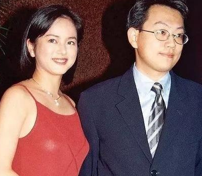 要不然就在剧组外面等着,看着叶蕴仪出来送上车的喝的,热了就给她扇扇