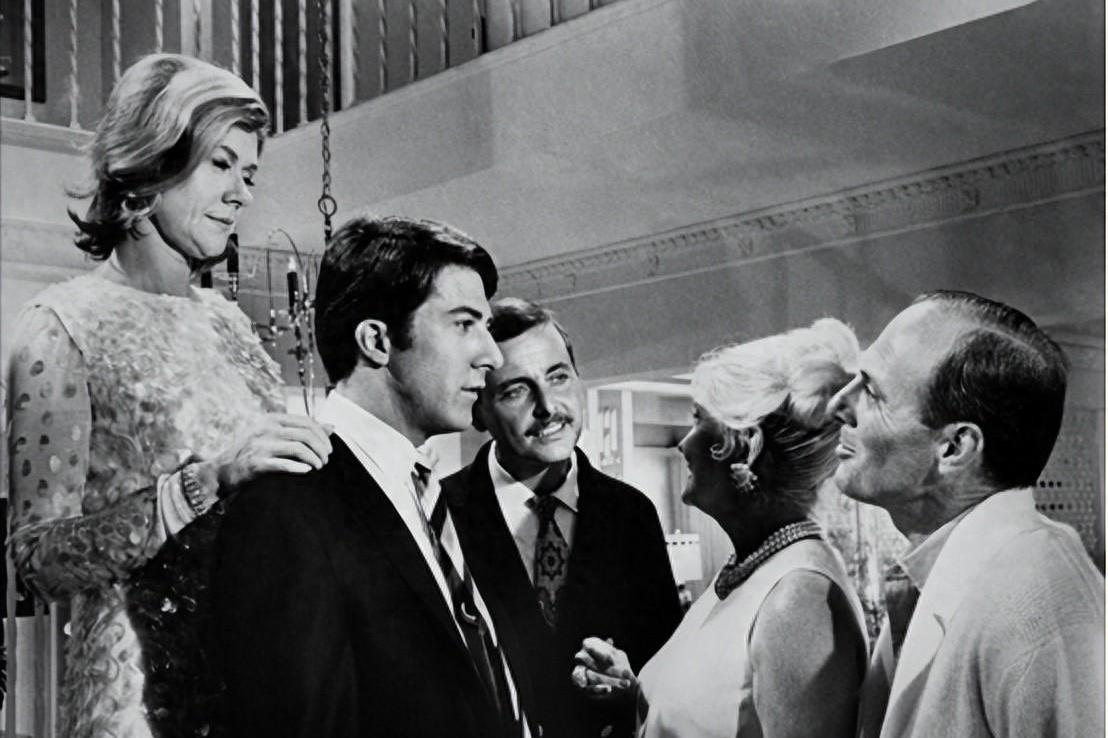 家庭期望和社会压力时,通过与罗宾逊夫人的感情纠葛和对爱情的追求