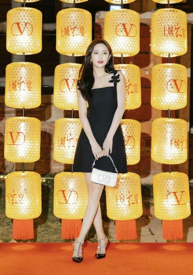 当40岁佟丽娅和33岁李沁站一起我明白了气质面前年龄不值一提