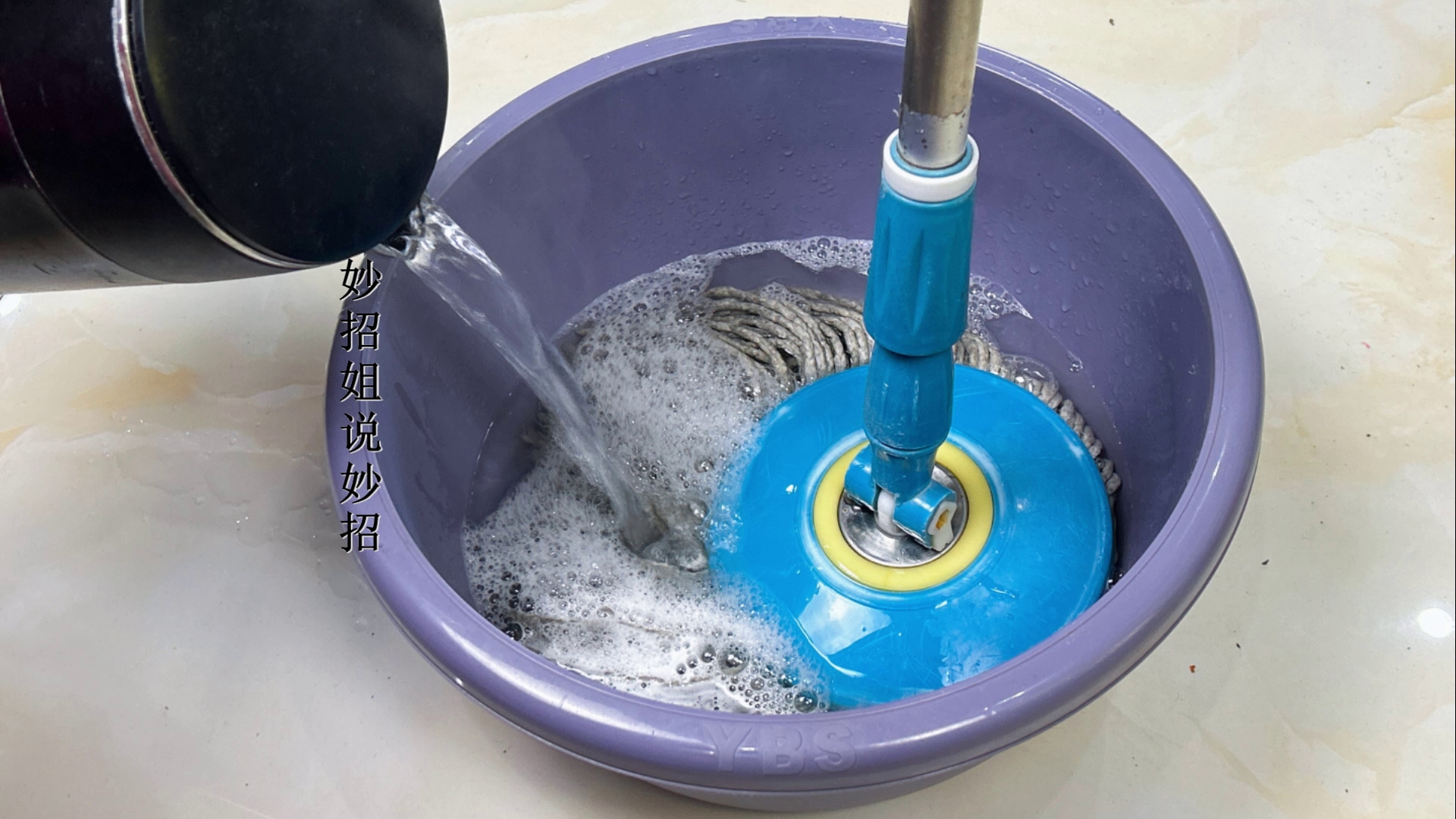 不管多脏多黑的拖把,清洗时水里撒一把,拖把立马干净无异味!