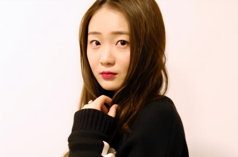 回顾齐如意7岁出道12岁爆红当红时出国留学如今无戏可拍