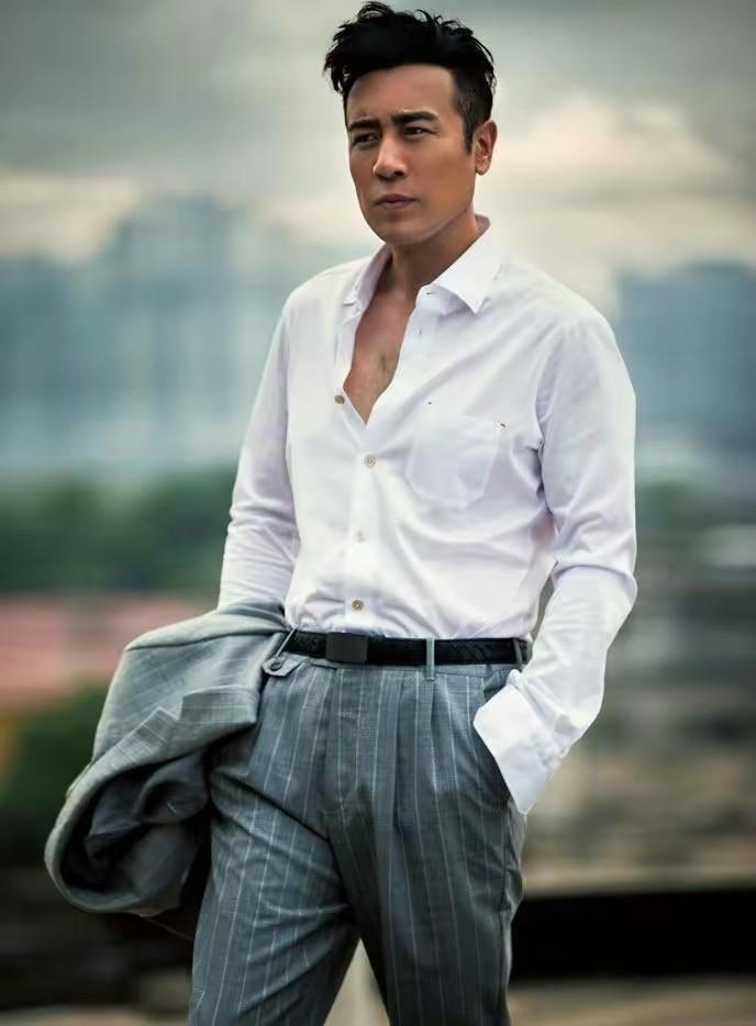 回顾演员于和伟我这辈子正确的决定就是与平凡妻子厮守终生